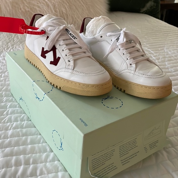 Off White Arrow 2.0 Sneakers in White Leather and Burgundy Suede - Picture 2 of 5